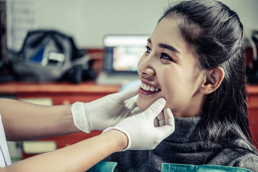 dentist-examines-patient teeth